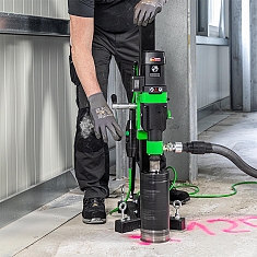 Использование двигателя с микроударом для алмазного бурения Eibenstock ESD 200